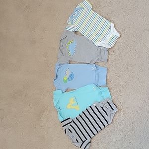 Gerber short sleeve onesies. Mixed. Dinosaur, giraffe and stripped for 0-3 month